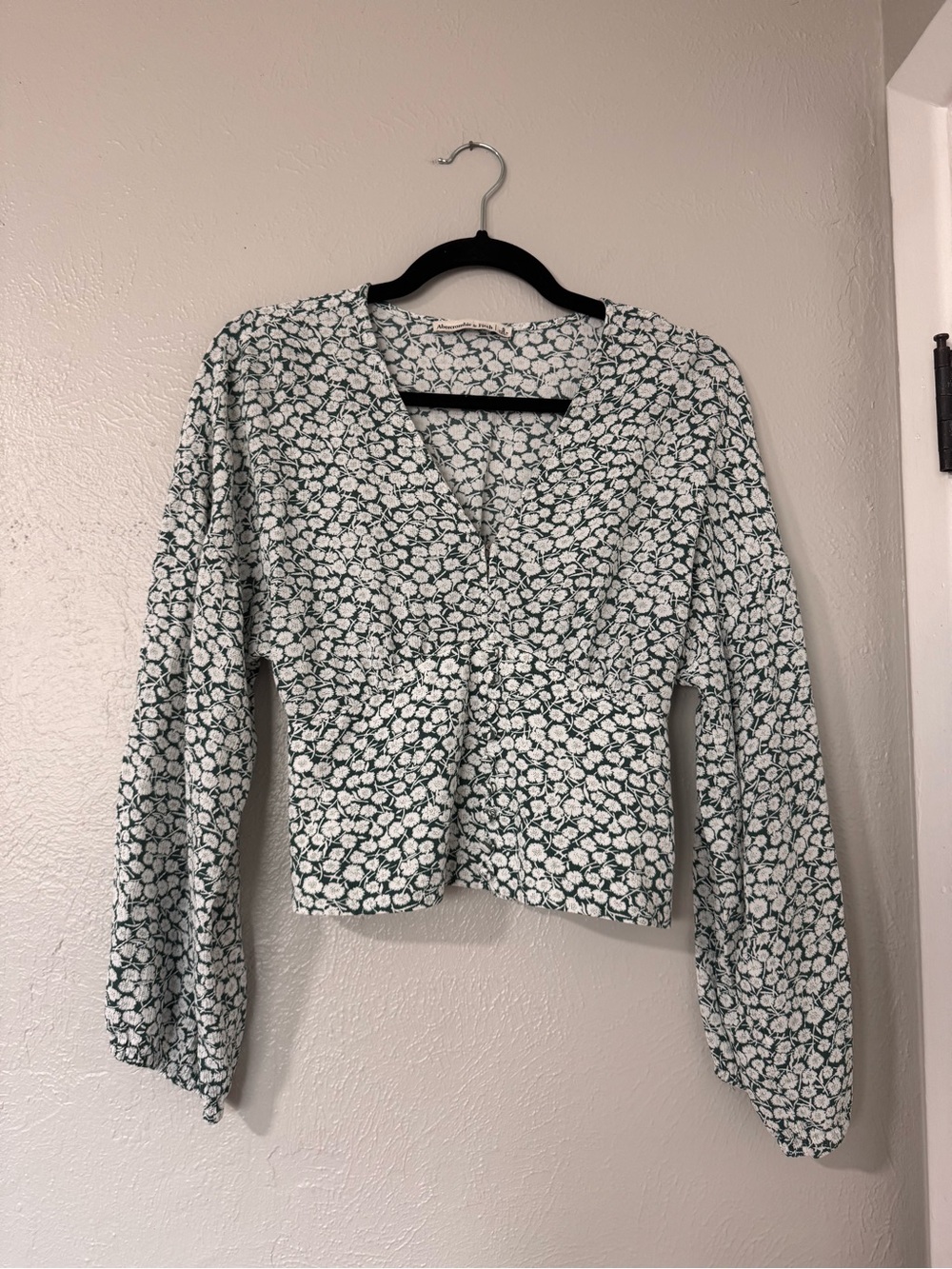 Abercrombie & Fitch Floral V-Neck Long Sleeve Blouse in Green and White Floral